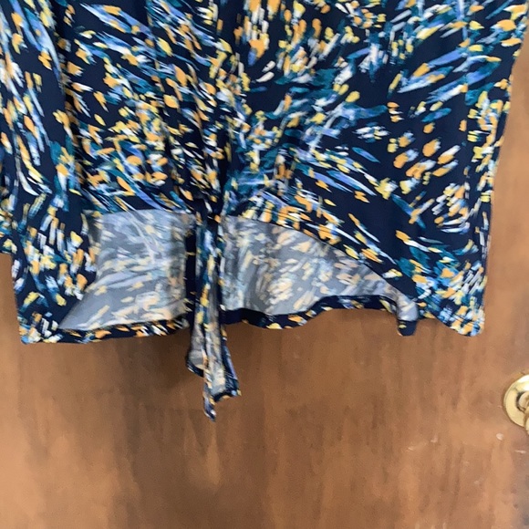 Relist3/24 Zac & Rachel abstract print top with stretch tie detail at hemline 2X - Picture 7 of 17